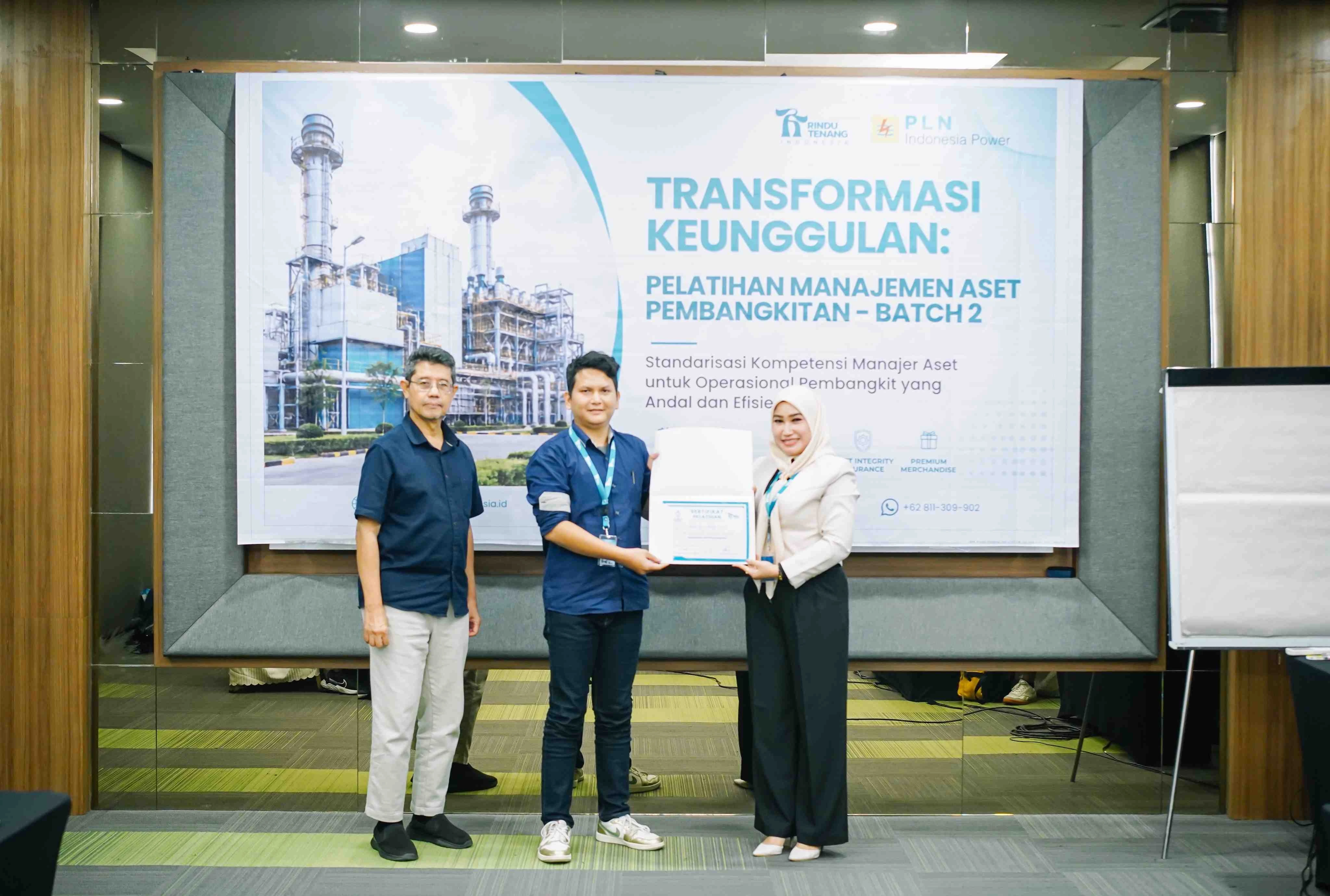 Penyerahan Sertifikat kepada Peserta Pelatihan Manajemen Aset Pembangkitan Batch 2